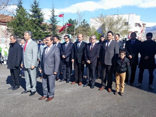23 Nisan Ulusal Egemenlik ve Çocuk Bayramı Altunhisar’da kutlandı. Kutlamalar Atatürk anıtına İlçe Milli Eğitim Müdürü Ahmet SAYAR tarafından çelenk konulması ile başladı.