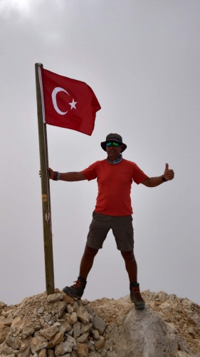 Profesyonel dağcı olan Fehmi Efe, yerli ve yabancı dağcıların gözdesi olan Çamardı ilçesindeki Aladağların üç zirvesine kendi imkânlarıyla yaptırdığı Türk Bayrağını Tüm Şehitler anısına dikti. Daha öncede 4 zirveye Türk Bayrağı dikmişti. Aladağların 7 zirvesine Türk bayrağı dalgalanıyor.