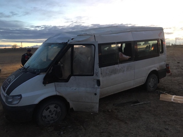 Niğde merkeze bağlı Yeşilgölcük Orhanlı arasında tarım işçilerini taşıyan minibüs sürücüsünün direksiyon hakimiyeti kaybetmesi sonrası devrilen minibüste bulunan 8 tarım işçisi  yaralandı.