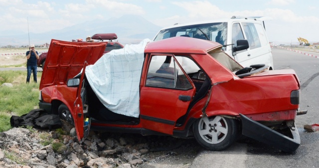 Aksaray’da minibüs ile otomobilin çarpışması sonucu 2 kişi öldü 3 kişi yaralandı