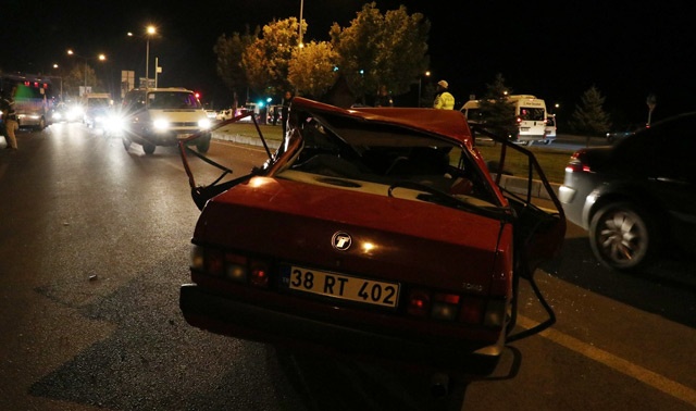 Niğde Bor yolu 4’üncü kilometrede özel halk otobüsü ile otomobilin kavşakta çarpışması sonucu 5 kişi yaralandı. Kazada otomobil hurdaya döndü.