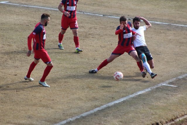 Niğde Belediyespor, Buğsaşspor ile 0-0 berabere kaldı.