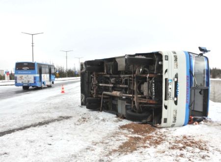 Niğde'de, yollardaki buzlanma nedeniyle meydana gelen 4 trafik kazasında 1 kişi öldü, 23 kişi yaralandı.