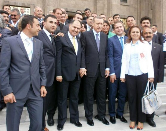 Merkez İlçe Teşkilatı TBMM'de AK Parti Grup Toplantısına katılmak için yoğun görüşmeler neticesinde 29 Mayıs'a randevu almaya başardı. Başbakan Recep Tayip Erdoğan'ın 2000 kişiye seslendiği konuşmayı canlı dinleme fırsatını yakaladı.