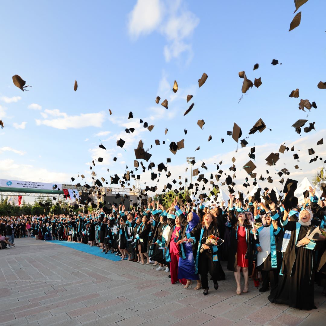 Niğde Ömer Halisdemir Üniversitesi 2022-2023 Mezuniyet Töreni Gerçekleştirildi