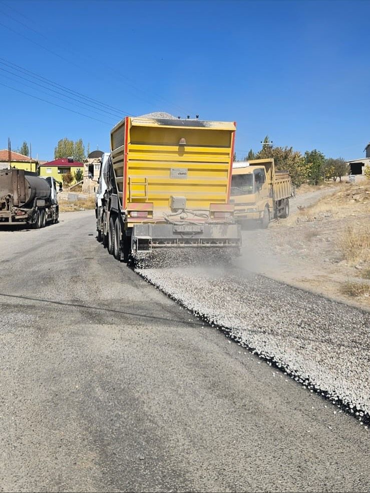 Niğde Çiftlik’te Sathi Asfalt Çalışmaları Devam Ediyor