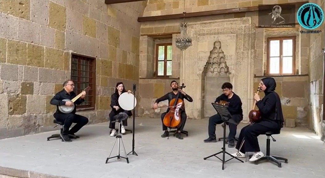 Atatürk'ün Sevdiği Türküler  - 2 & Niğde Güzel Sanatlar Lisesi Öğretmen ve Öğrencilerinden