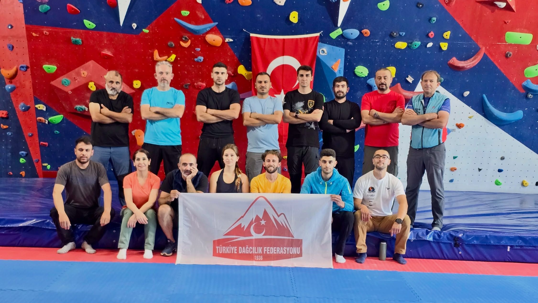 Niğde’de Spor Tırmanış Temel Eğitimi Devam Ediyor