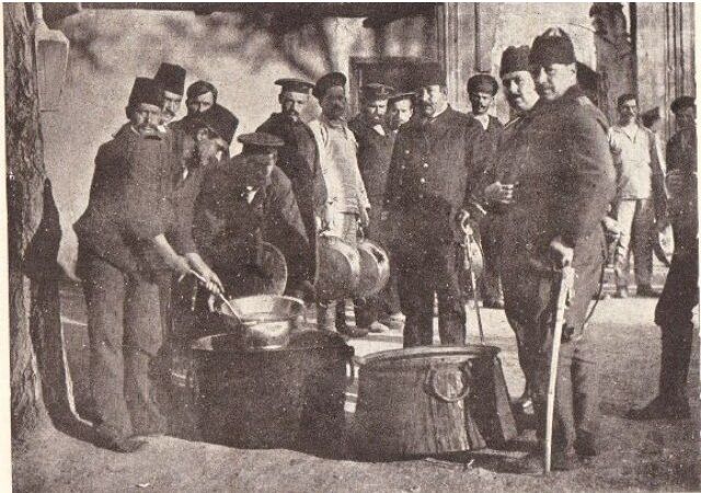 6 Esir Kampinda Yemek Tevzii.jpg (1)