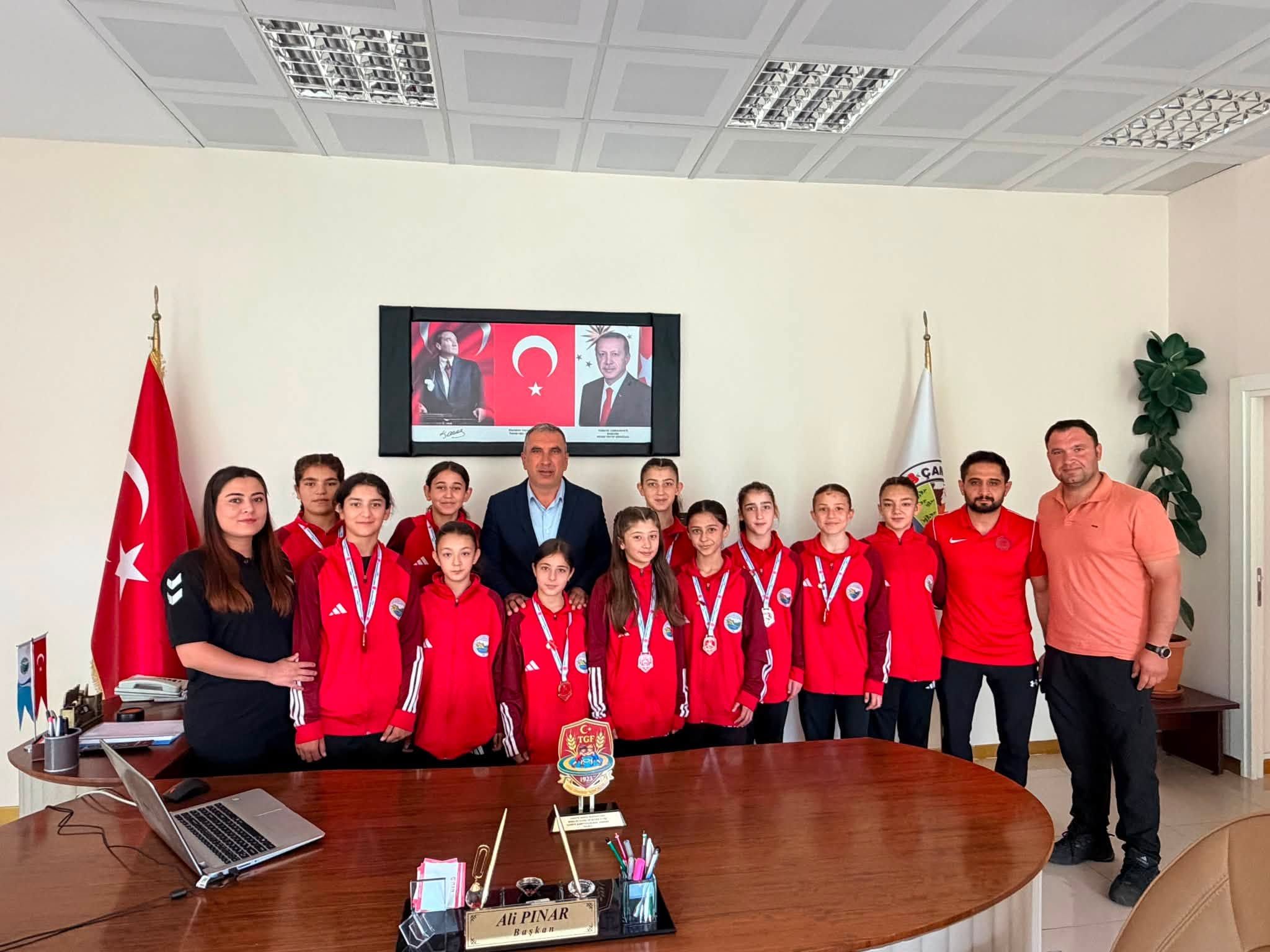 Dereceye Giren Çamardı Belediyesporlu Sporcular Başkan Pınar'ı Ziyaret Etti