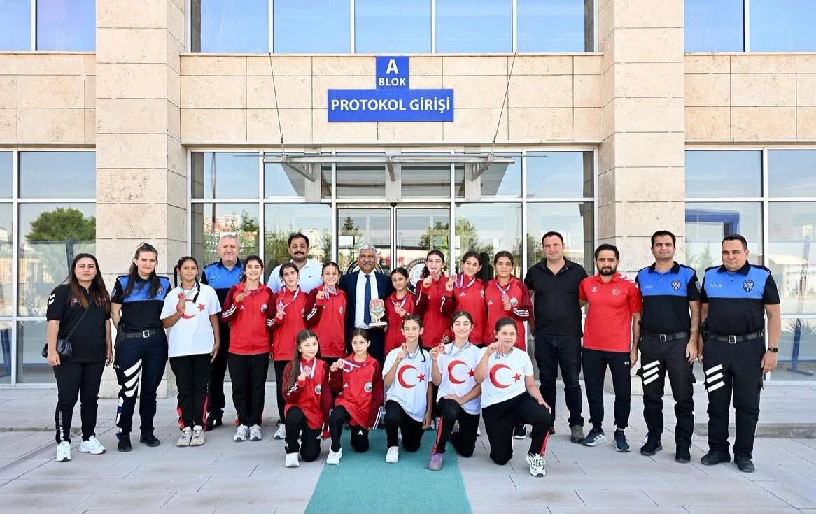 Madalyalı Minik Güreşçilerden Emniyet Müdürü Erdinç Yüceer'e Ziyaret