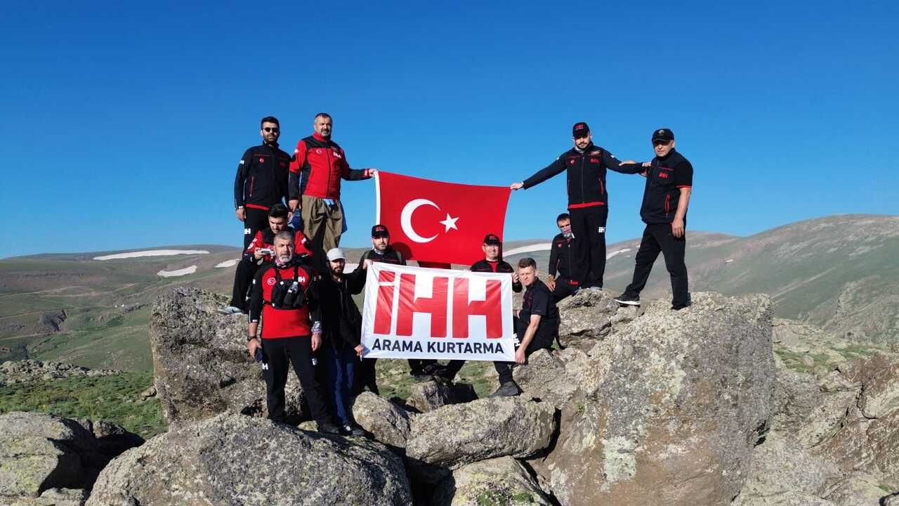 İHH Arama Kurtarma Ekibinden 15 Temmuz Anısına Melendiz Dağı Zirve Tırmanışı