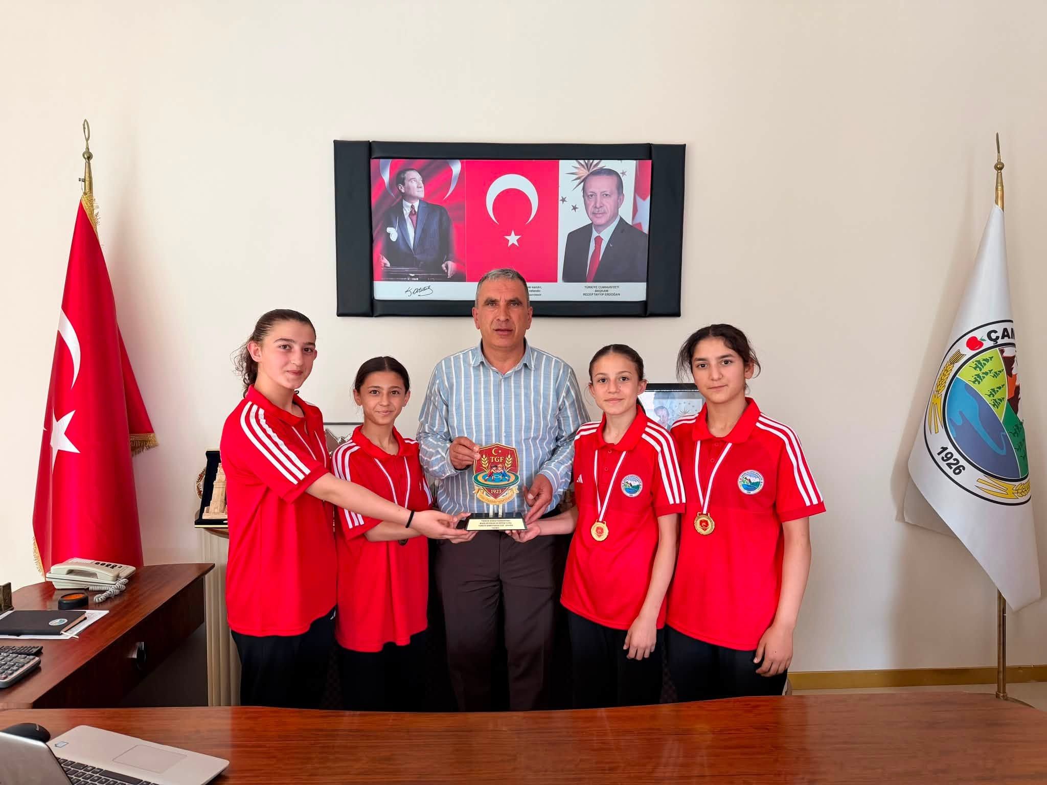 Çamardı’nın “Altın Kızları” Başkan Pınar’ı Ziyaret Etti