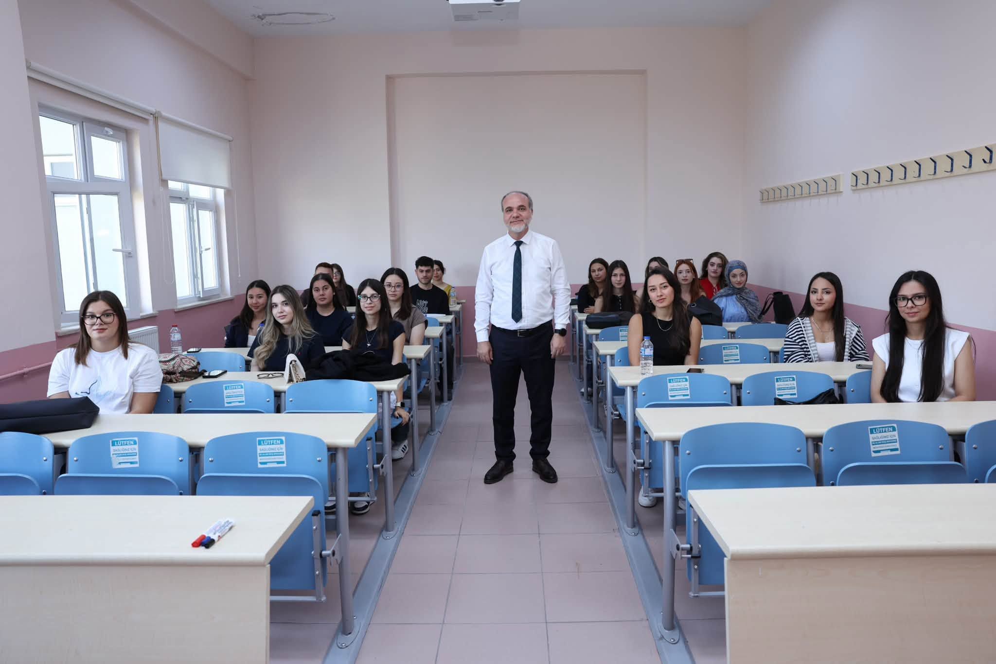Rektör Uslu, Kimya Mühendisliği Öğrencilerinin İlk Dersine Katıldı