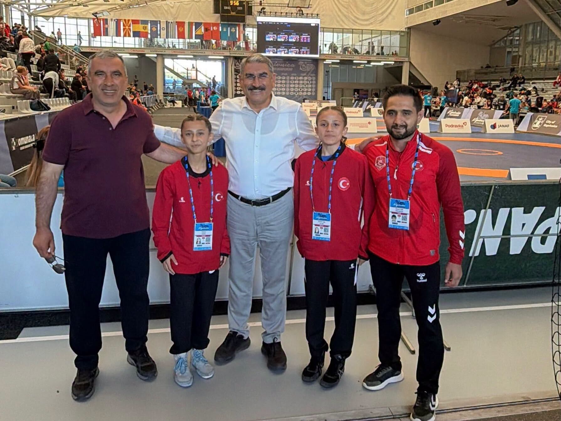 Uzkurt, Hırvatistan’daki Güreş Şampiyonasında Milli Sporcuları Yalnız Bırakmadı