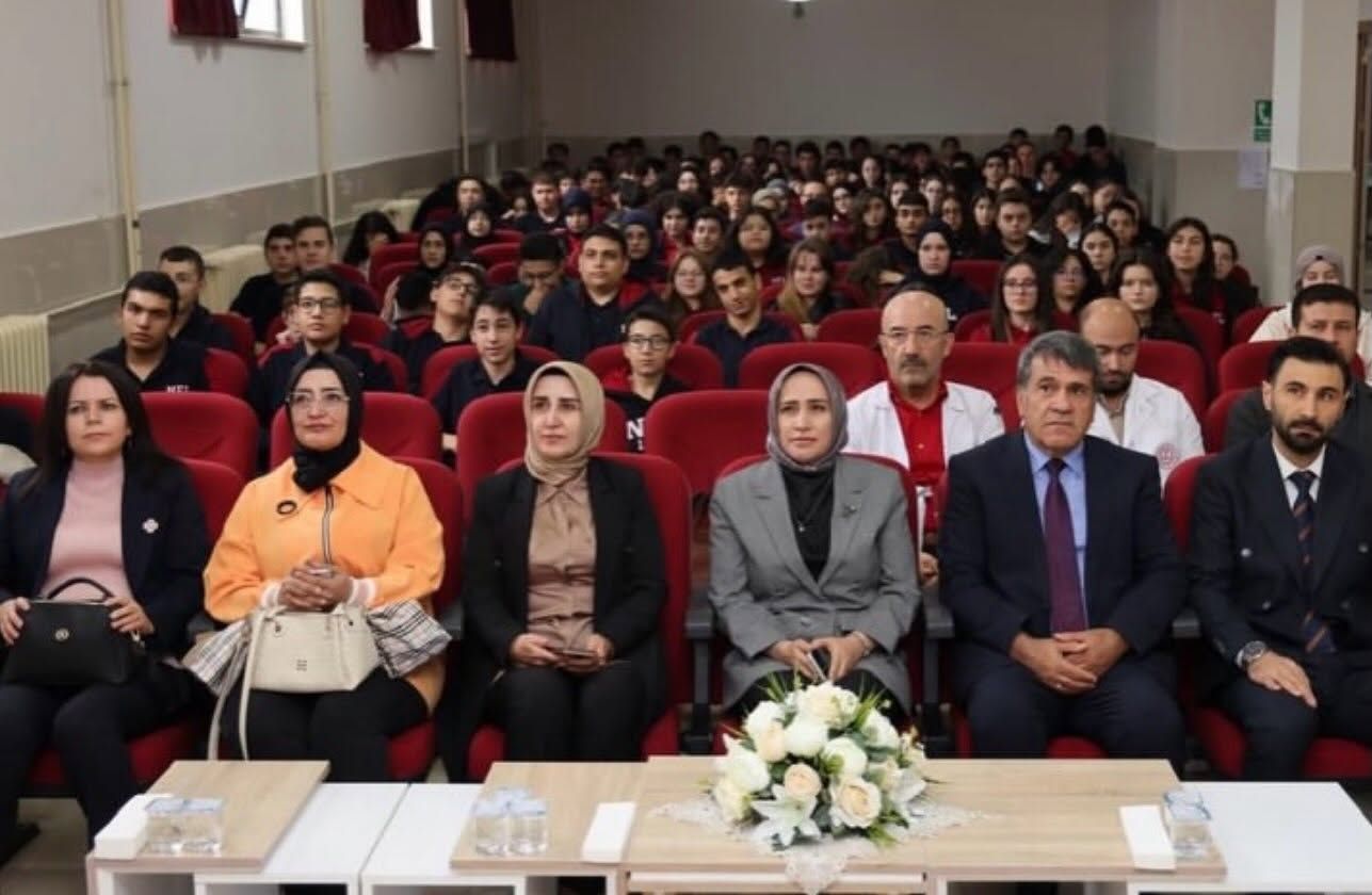 Niğde Fen Lisesi’nde GençTek ve Yapay Zekâ Okuryazarlığı Programı Düzenlendi