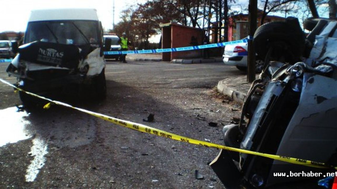 Bor'da taksiyle minibüs çarpıştı; 2 Yaralı