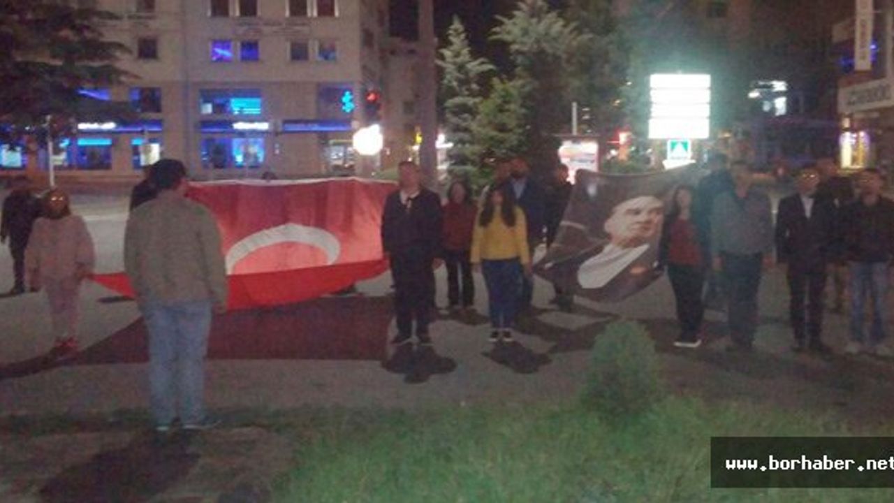 Gençler Gece Yarısı  Atatürk’ün huzurunda