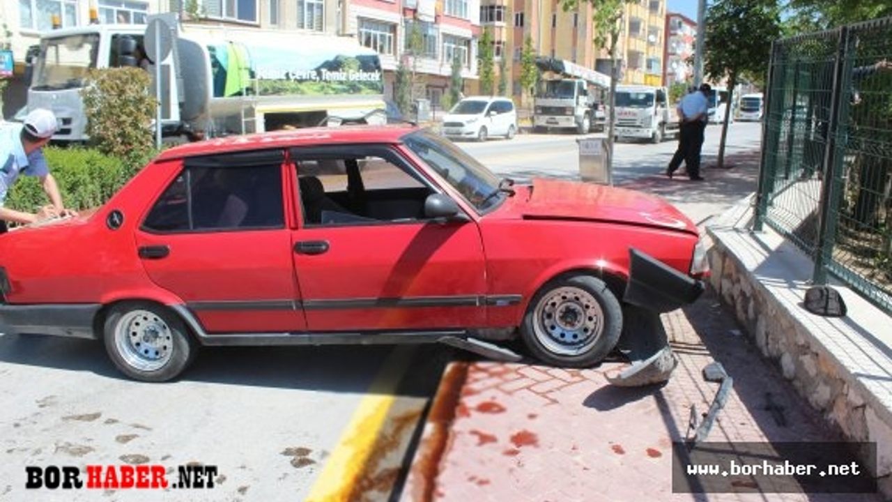 Niğde'de otomobil kaldırımdaki yayalara çarptı: 2 yaralı