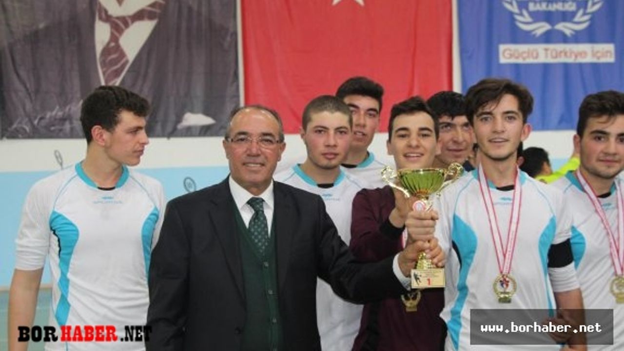 Erkeklerde Atatürk Lisesi... Kızlarda Spor Lisesi birinci