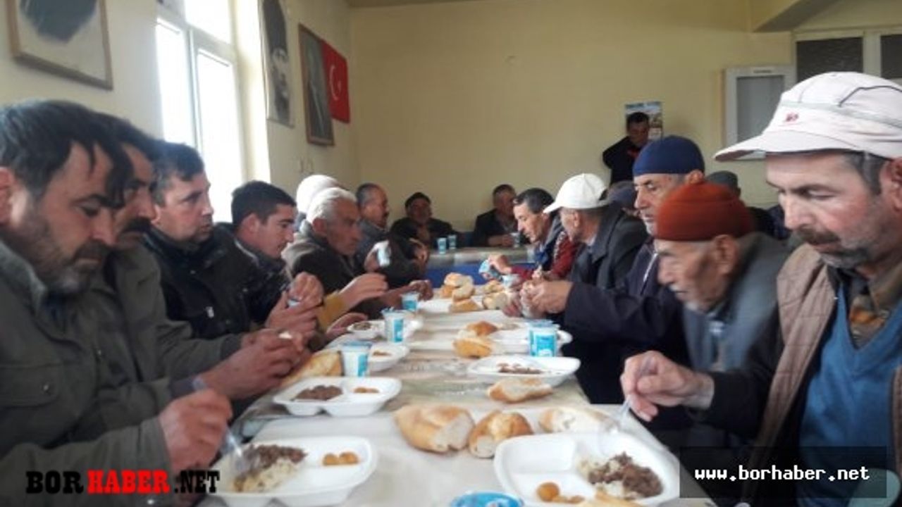 Muhtarlığı kazandı ilk işi köylülere yemek dağıttı