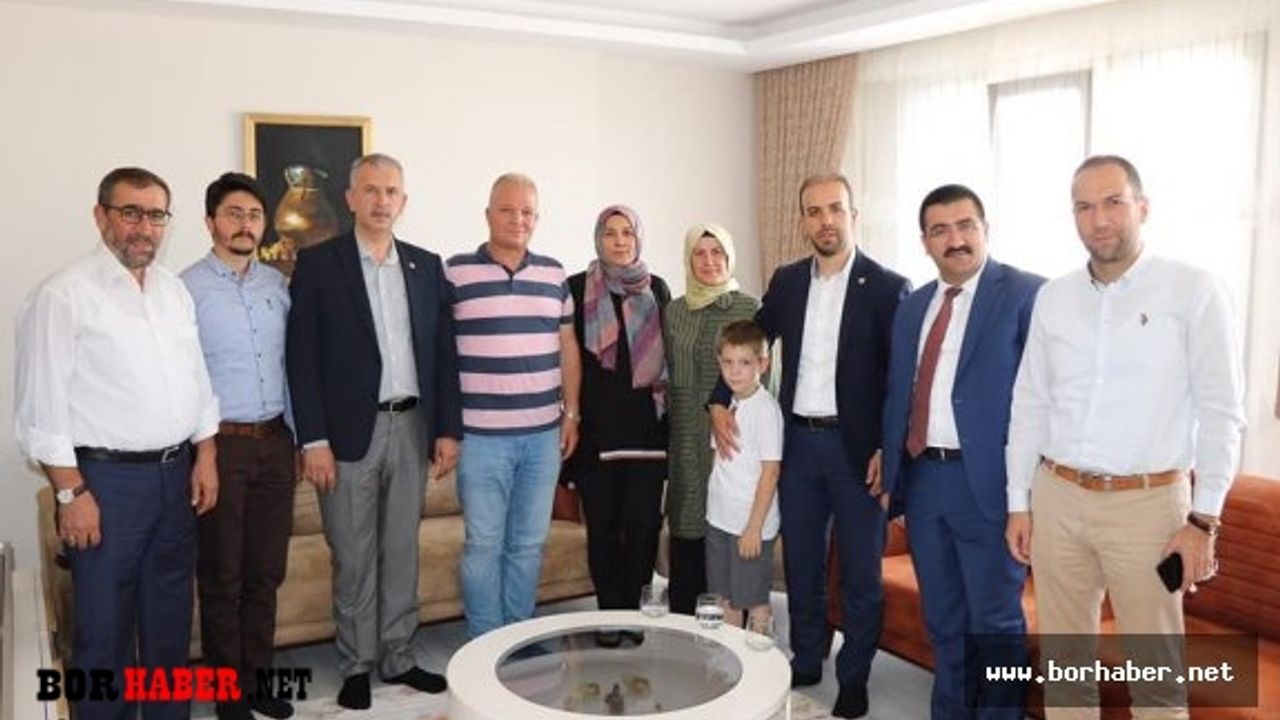 Ak Parti heyeti demokrasi şehitlerinin ailelerini ziyaret etti