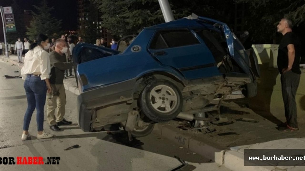 Otomobil, önce yaya sonra direğe çarptı: 1 ölü 4 yaralı