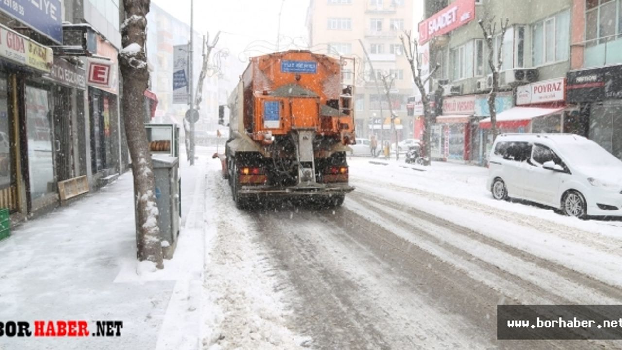 Niğde Belediyesi Kar Temizleme Çalışmalarını Aralıksız Sürdürüyor