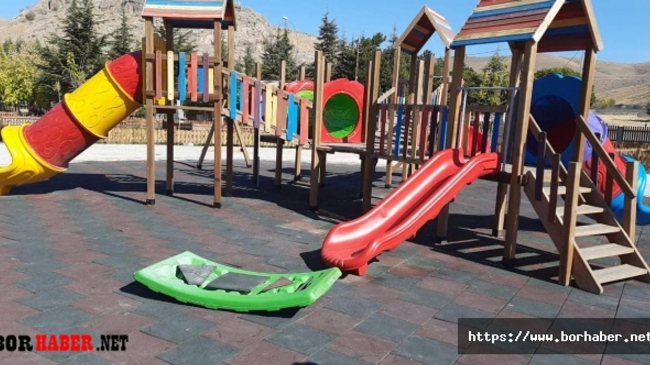 Sorumsuzlar Çocuk Parkına Zarar Verdi