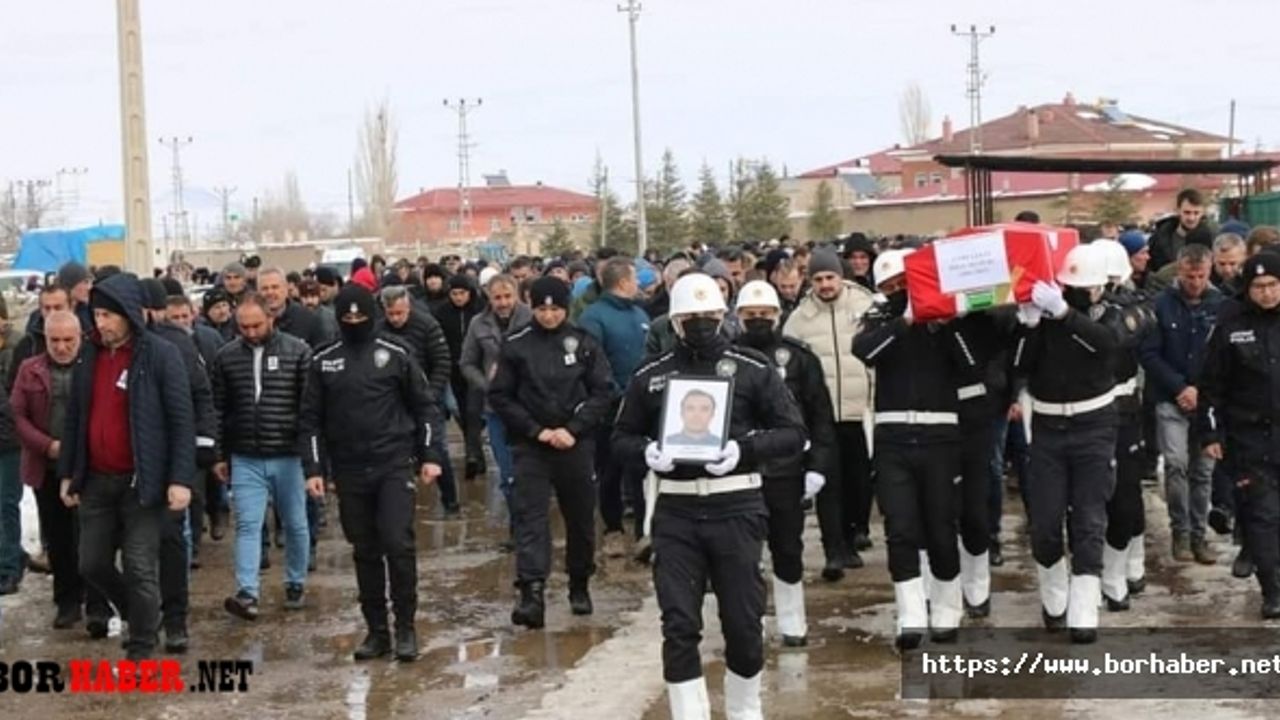 Depremde Vefat Eden Polis Memuru, Öğretmen eşi ve çocukları Hasaköy'de toprağa verildi