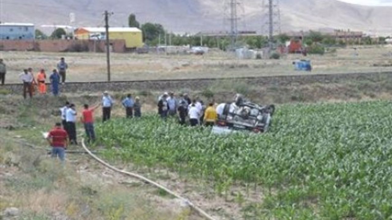 Niğde'de Tren Otomobile Çarptı ;  2 Yaralı