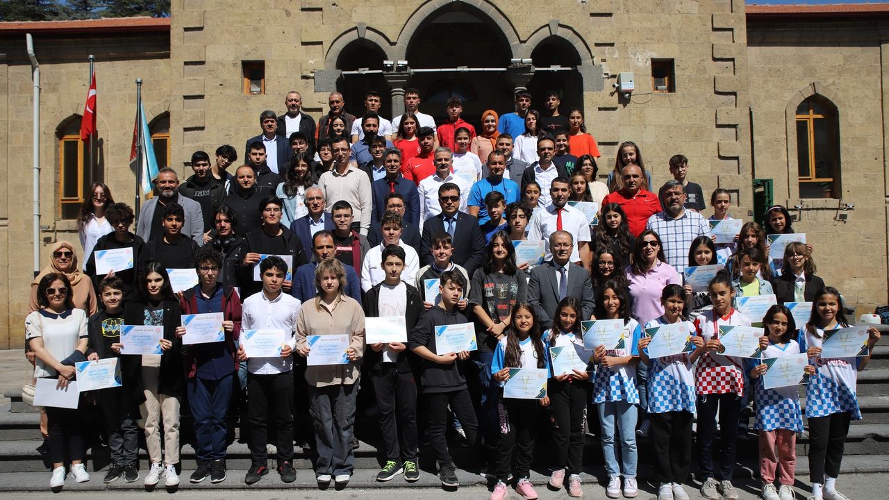 Yaşar, Ulusal Düzeyde Derece Alan Öğrencilerle Bir Araya Geldi
