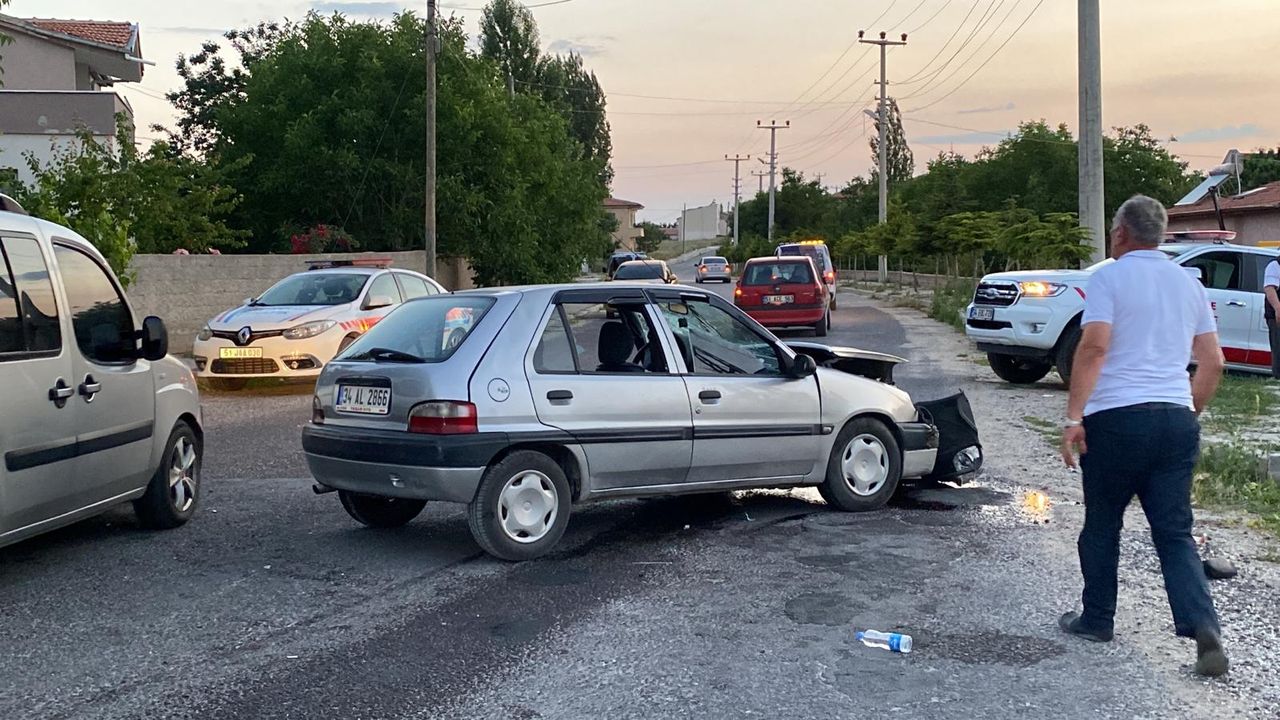 Gümüşler Kasabasında İki Araç Çarpıştı : 1'i Ağır 4 Kişi Yaralandı