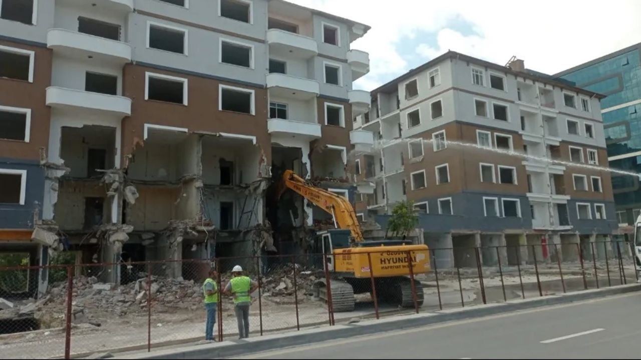 Depremde Niğde'de Hasar Gören Binalar Yıkılıyor