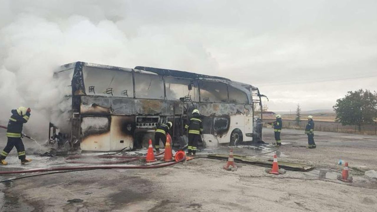 Ulukışla Yakınlarında yolcu otobüsü alev alev yandı