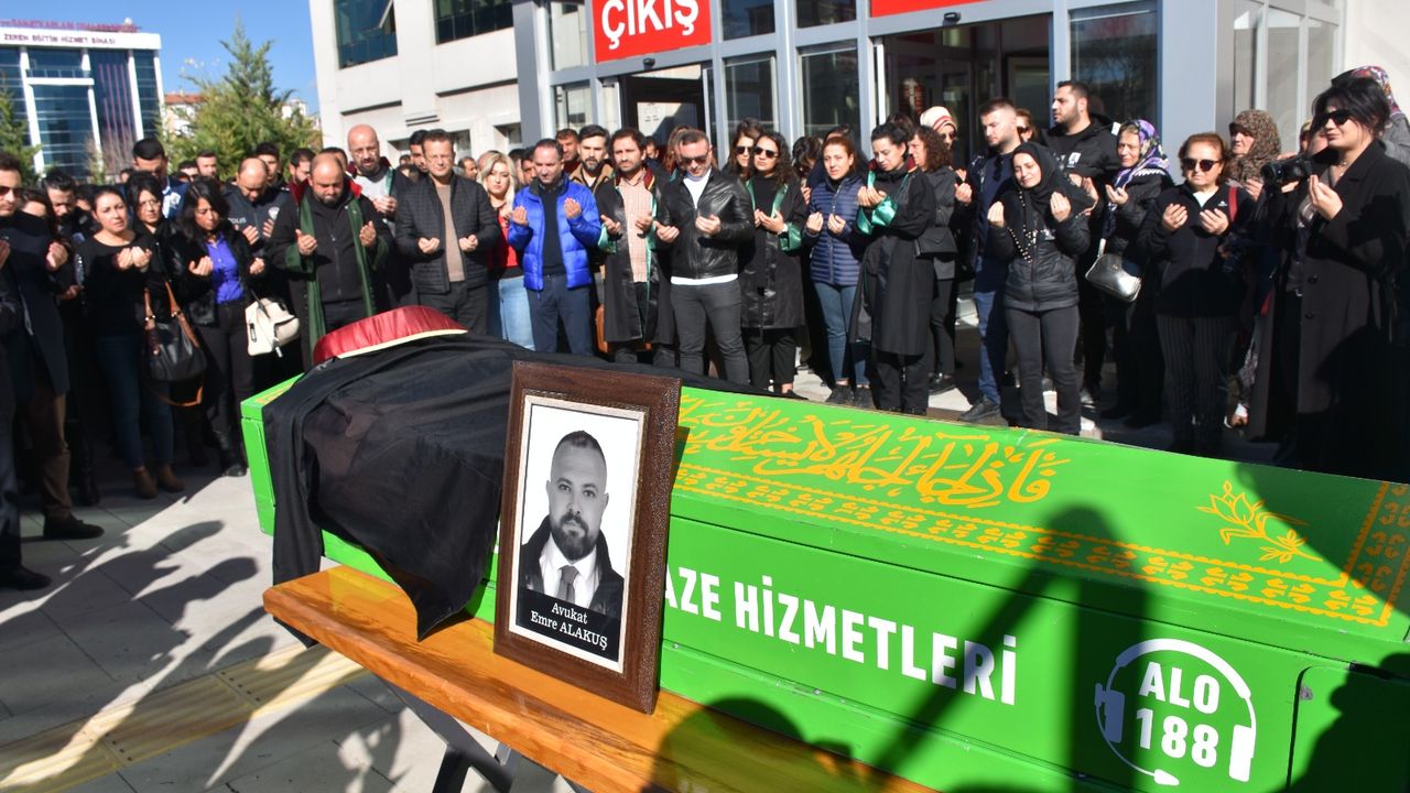 Avukat Emre Alakuş Gözyaşları ile Toprağa Verildi