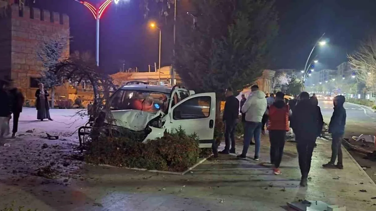 Bor'da  hafif ticari araç parka daldı, sürücü kayıp