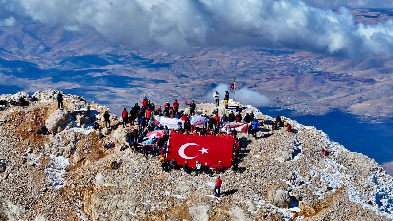 Cumhuriyetin 102. Yılı Coşkusu Aladağlar Zirvelerinde Yaşandı