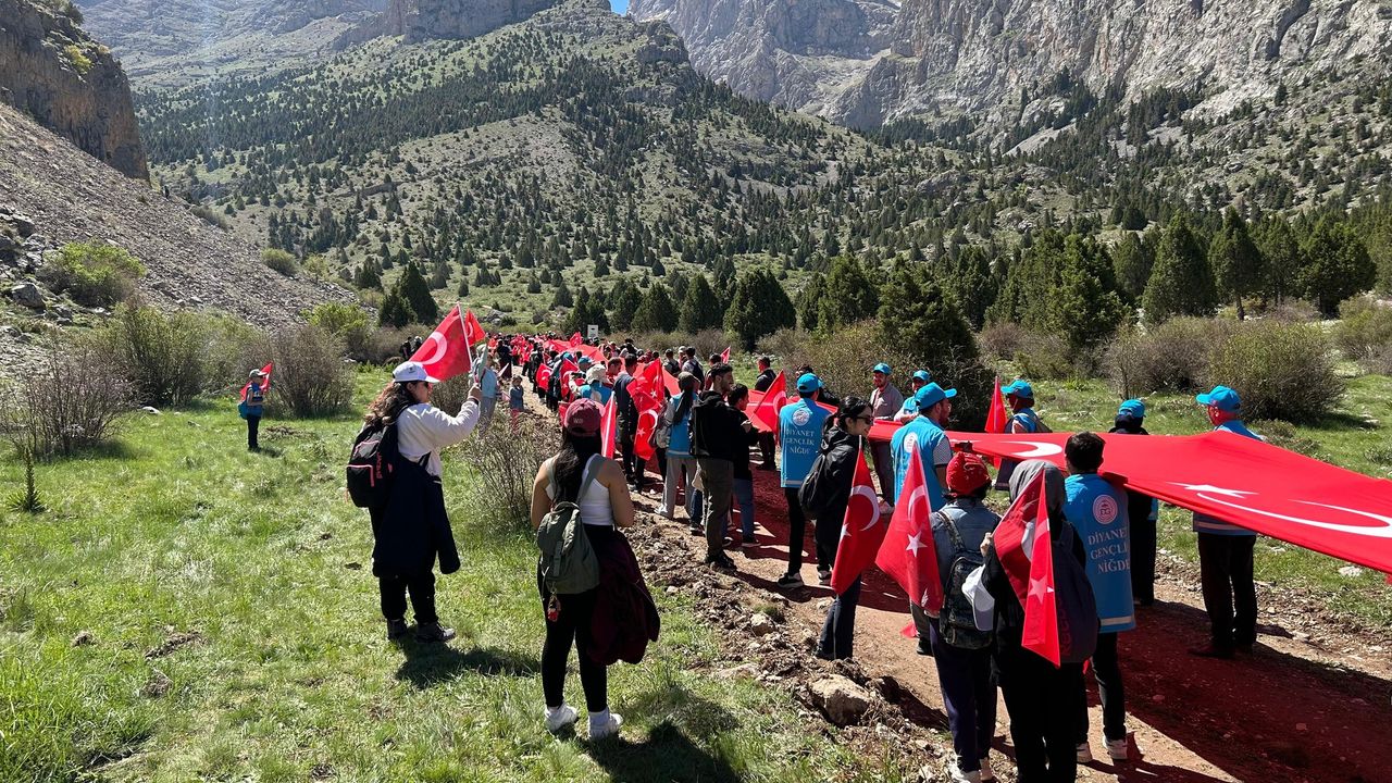 Cumhuriyetin 102. Yılı, 102 Dağcıyla Emler Zirvesi’nde Kutlanacak
