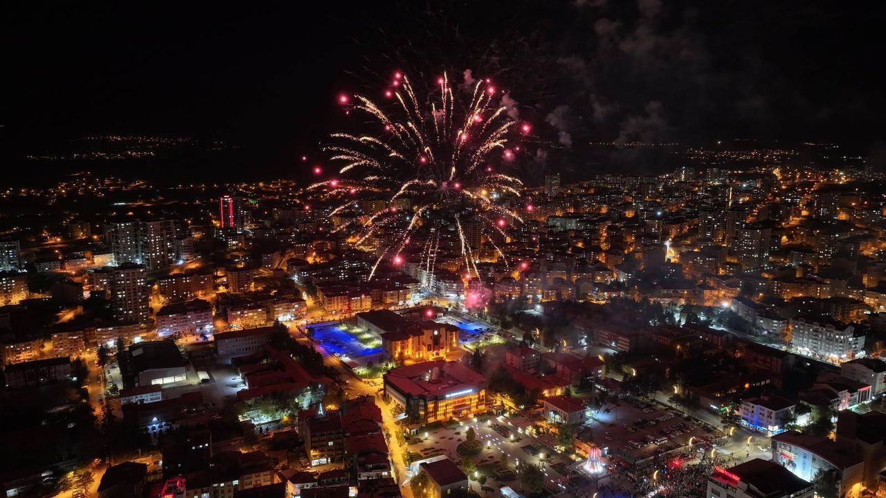 Niğde’de Fener Alayı Yürüyüşü Cumhuriyet Coşkusuyla Gerçekleştirildi