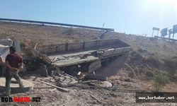 Tır yoldan çıkarak şarampole yuvarlandı