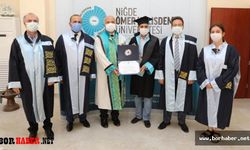 Pakistanlı Doktora Öğrencisine  Diplomasını Rektör  Prof. Dr. Muhsin Kar Takdim Etti