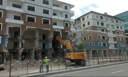 Depremde Niğde'de Hasar Gören Binalar Yıkılıyor