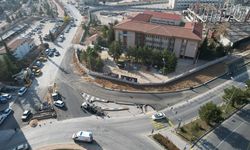 Şehitler Kavşağında Asfalt Yenileme ve Kaldırım Çalışması Yapılıyor