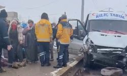 Tarım İşçilerini Taşıyan Minibüs Kaza Yaptı 8 Yaralı