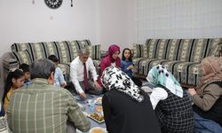 Vali ve eşi Öztürk ailesinin iftar sofrasına konuk oldu.