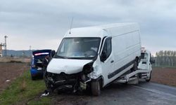 Minibüs ile hafif ticari araç çarpıştı: 1 ölü, 2 yaralı