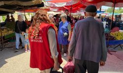 Pazar alışverişi yapan yaşlıların eşyalarını gönüllü gençler taşıdı
