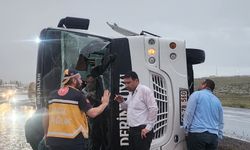 Niğde'de Yolcu Otobüsü Orta Refüje Devrildi: 2 Kişi Yaralandı