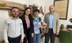 Bor Kütüphane Çalışanları Yazar Demiray'ı Evinde Tebrik Etti